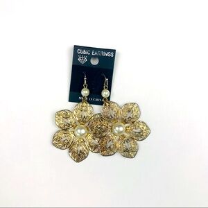 Dangling flower earrings